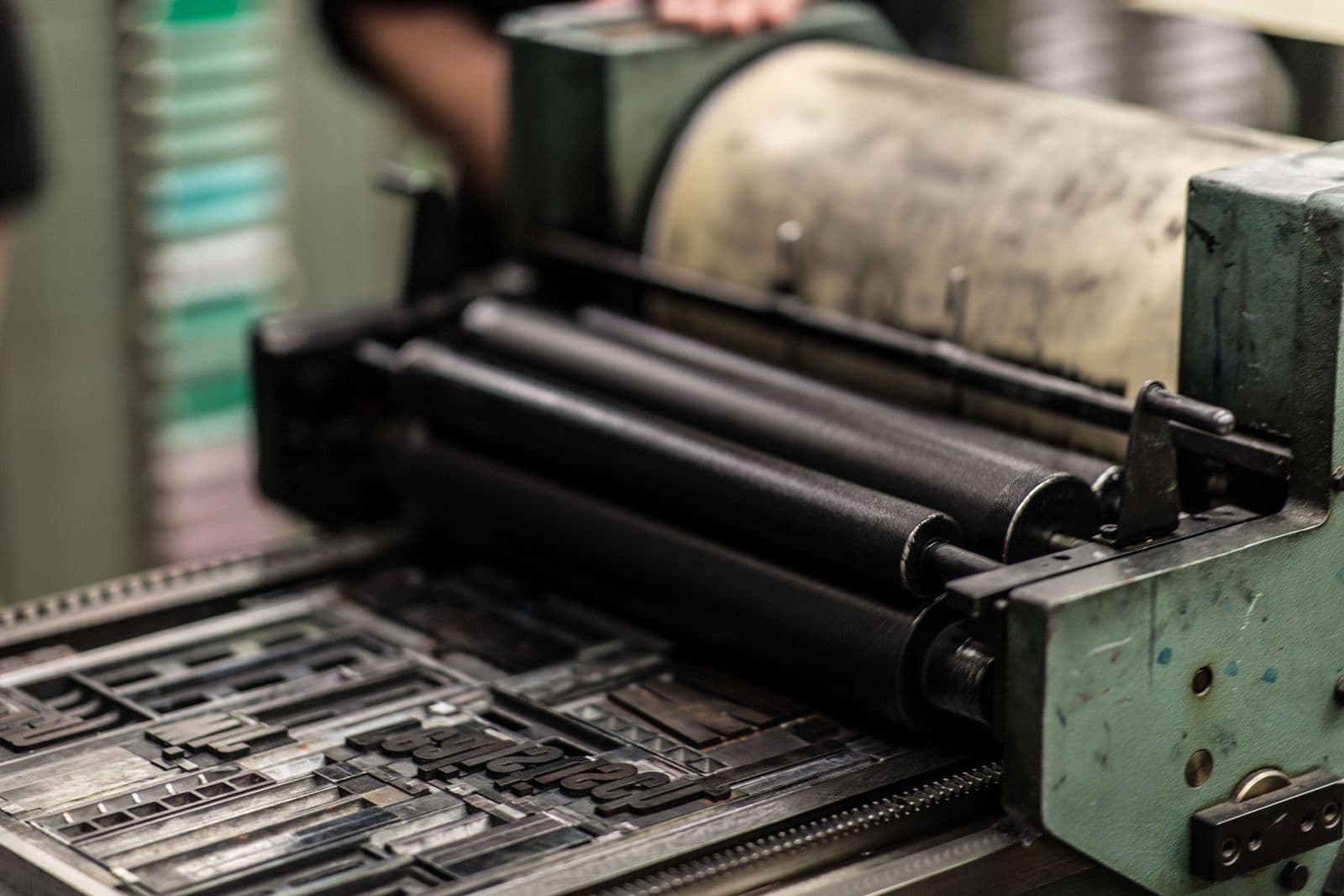 Cylinders and drive gearing on a sheet-fed press